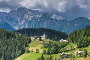 Neem de Solčava panoramische weg boven Logar Valley