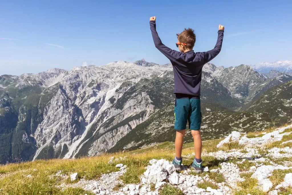 Giovane escursionista nelle Alpi Giulie