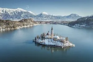 L'isola del lago di Bled in inverno