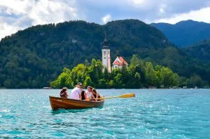 Rudern Sie Ihr eigenes Boot zur Insel Bled