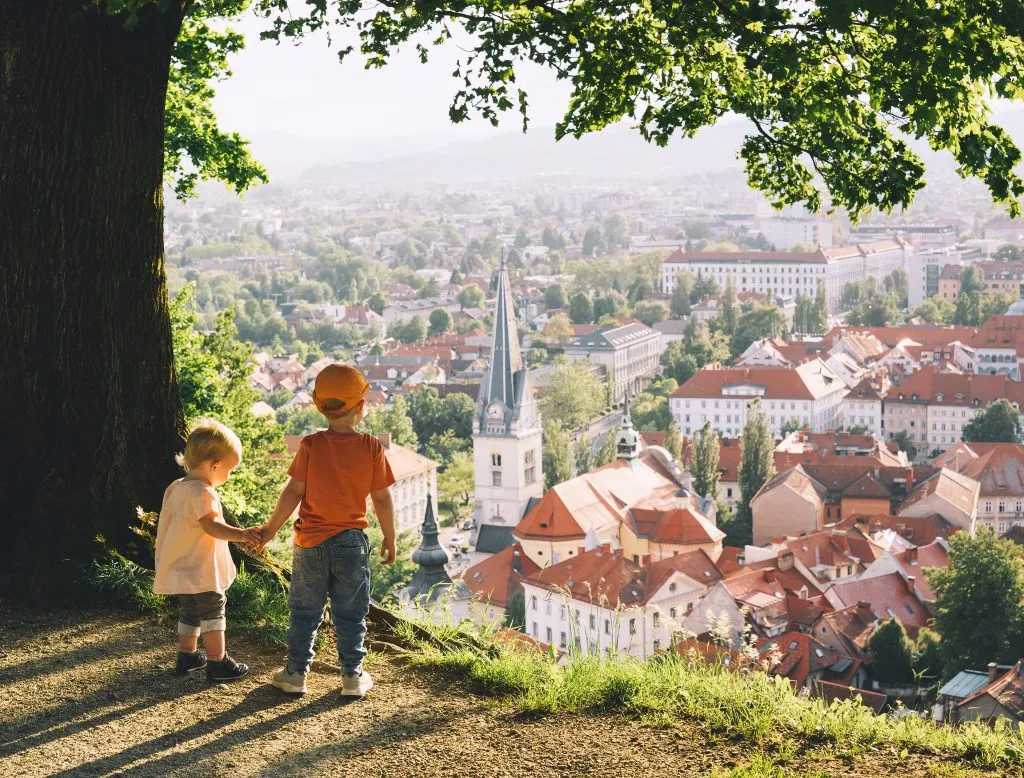 enfants au-dessus de ljubljana