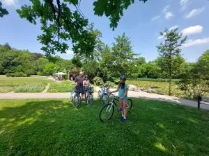 Fahren Sie mit dem Fahrrad durch den Tivoli Park 