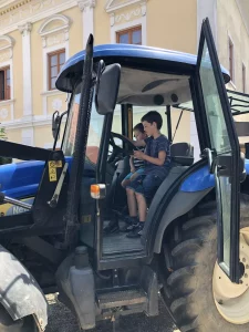 Barn i en traktor